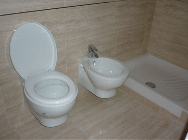 Rivestimento realizzato con lastre ceramiche Porcelanosa Bagno rivestito con gres porcellanato