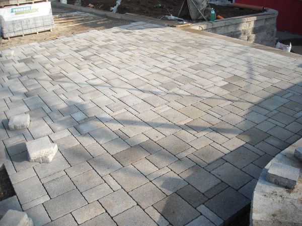 Posa di masselli autobloccanti Posa di masselli autobloccanti per le superfici pavimentate, carrabili e pedonali