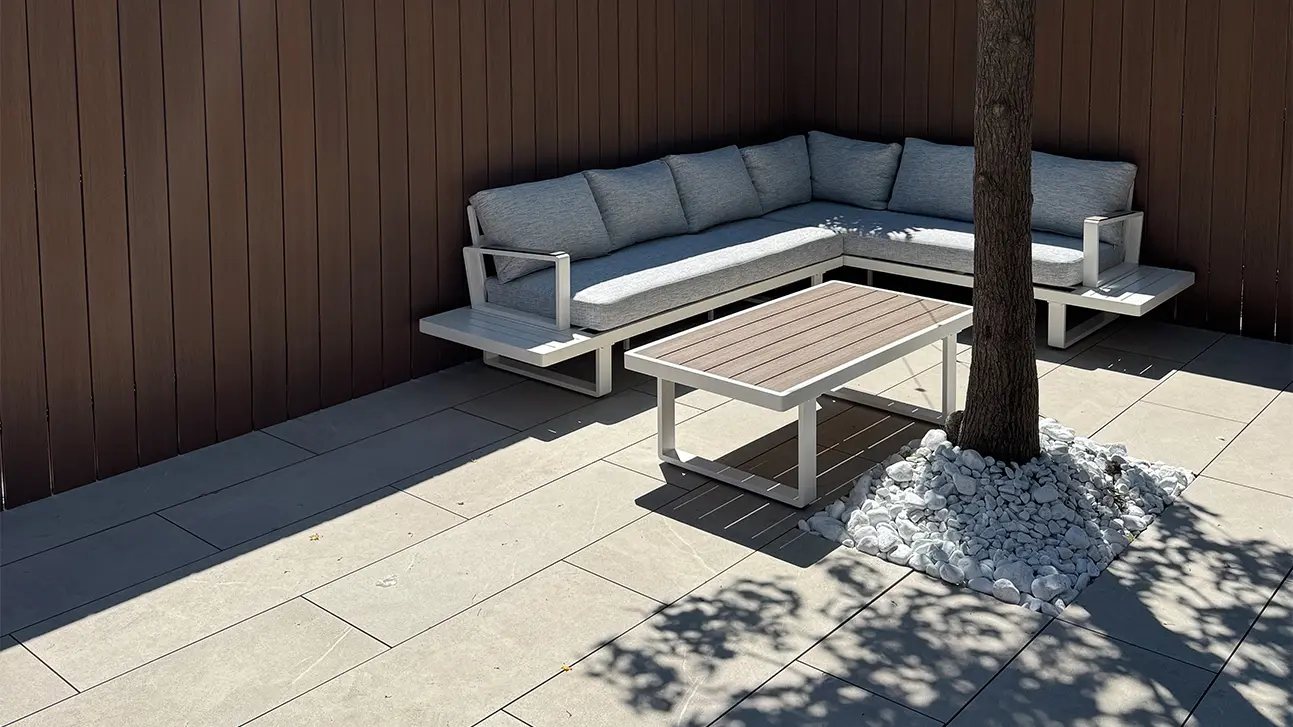 Impertek: pavimentazione sopraelevata su terreno naturale per un giardino a Jesolo Lido Impertek: pavimentazione sopraelevata su terreno naturale per un giardino a Jesolo Lido