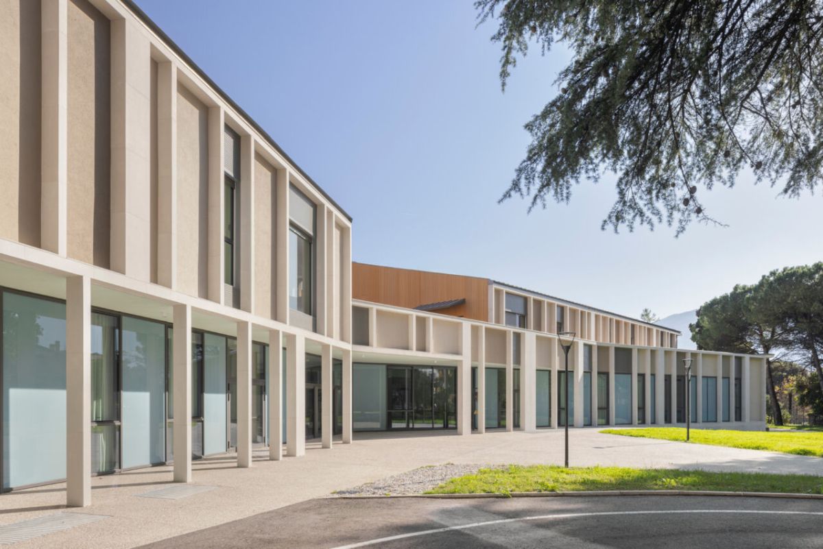 L'esterno della Cittadella dell’Accoglienza a Riva del Garda L'esterno della Cittadella dell’Accoglienza a Riva del Garda
