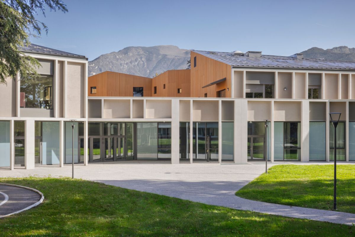 L'esterno della Cittadella dell’Accoglienza a Riva del Garda L'esterno della Cittadella dell’Accoglienza a Riva del Garda