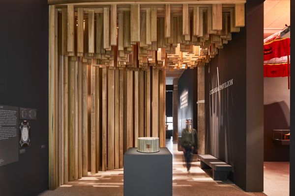 Installazione Sclera alla mostra dedicata a Sir David Adjaye al Design Museum di Londra