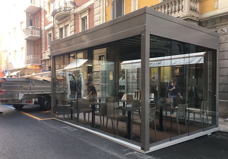 Vista panoramica sull'outdoor con il sistema tutto vetro scorrevole G71