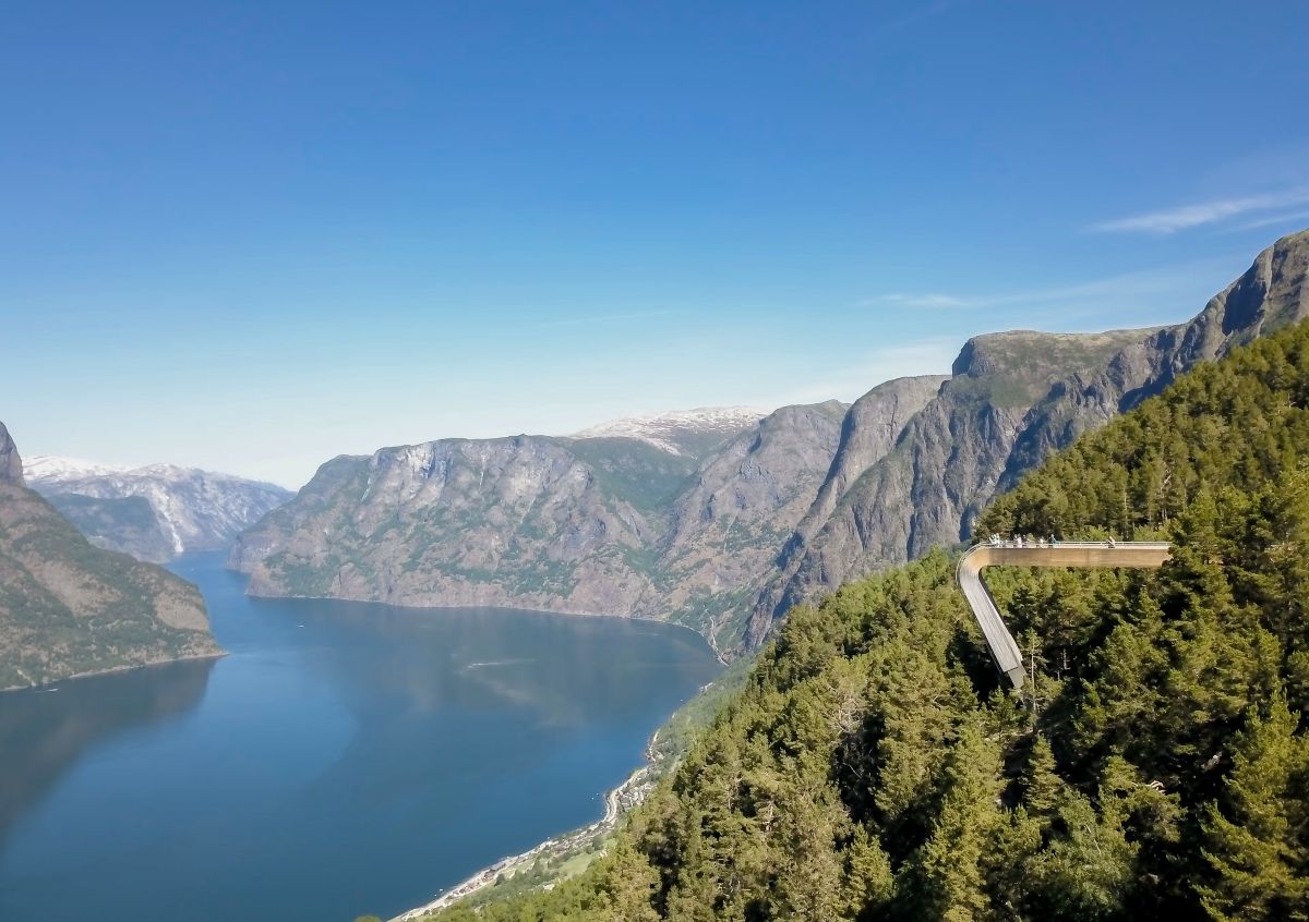 Stegastein Viewpoint: passerella di legno e vetro protesa sul fiordo Aurland Stegastein Viewpoint: passerella di legno e vetro protesa sul fiordo Aurland