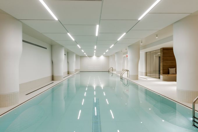 Piscina in un condominio di New York, progetto Studio Apostoli