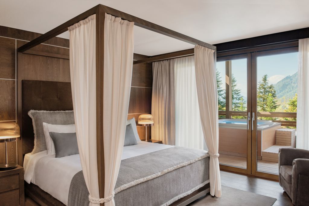 Una delle camere da letto della nuova penthouse all’interno del Lefay Resort & SPA Dolomiti 