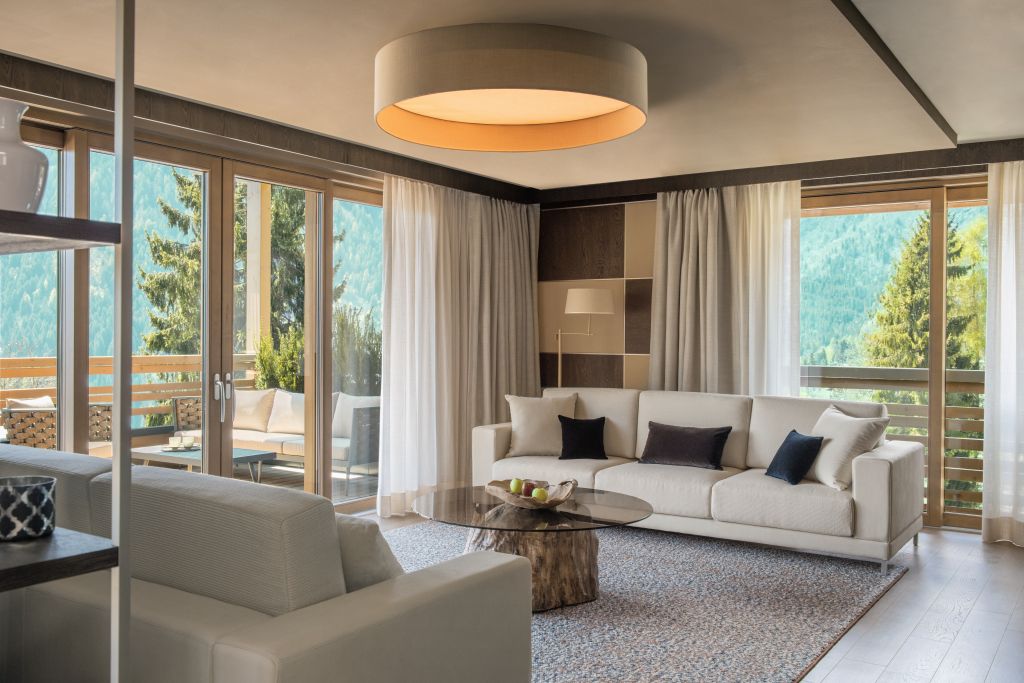 L'ampia zona living della nuova penthouse all’interno del Lefay Resort & SPA Dolomiti 