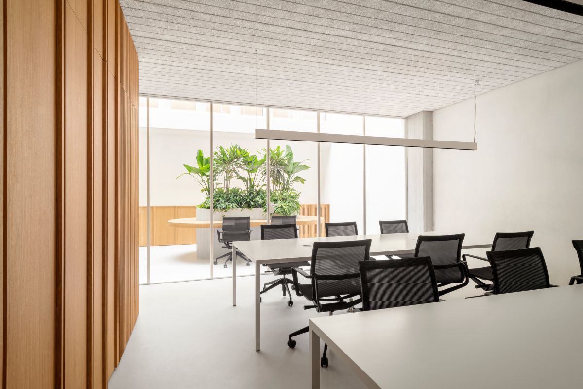 Gli interni della chiesa che diventa ufficio in provincia di Trapani, progetto Studio Didea