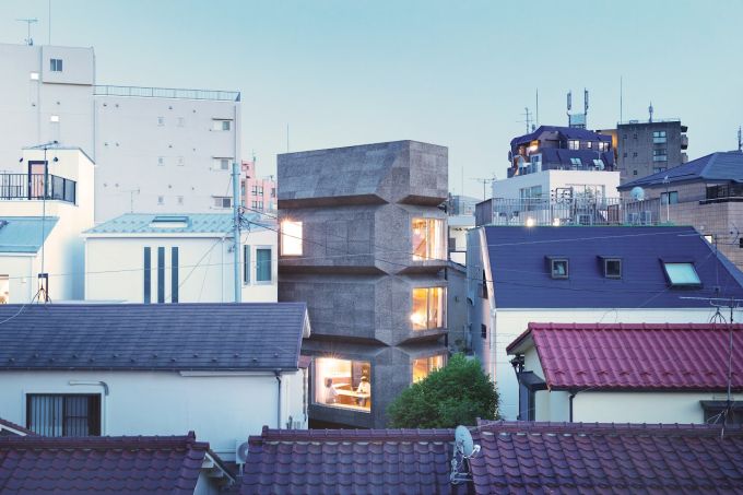 The Bay Window Tower House a Tokyo: una casa/studio costruita a torre 
