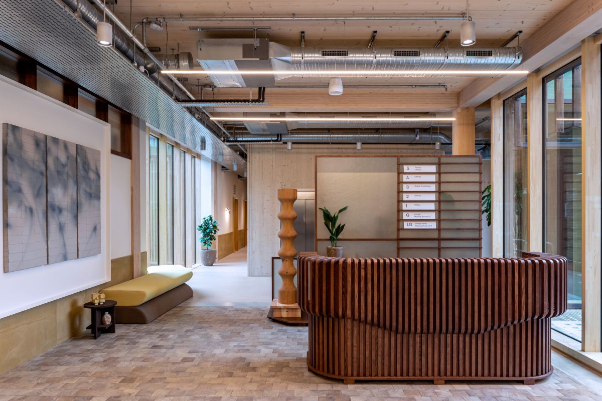 L'interno del nuovo edificio per uffici di Londra realizzato in legno The Black & White Building 