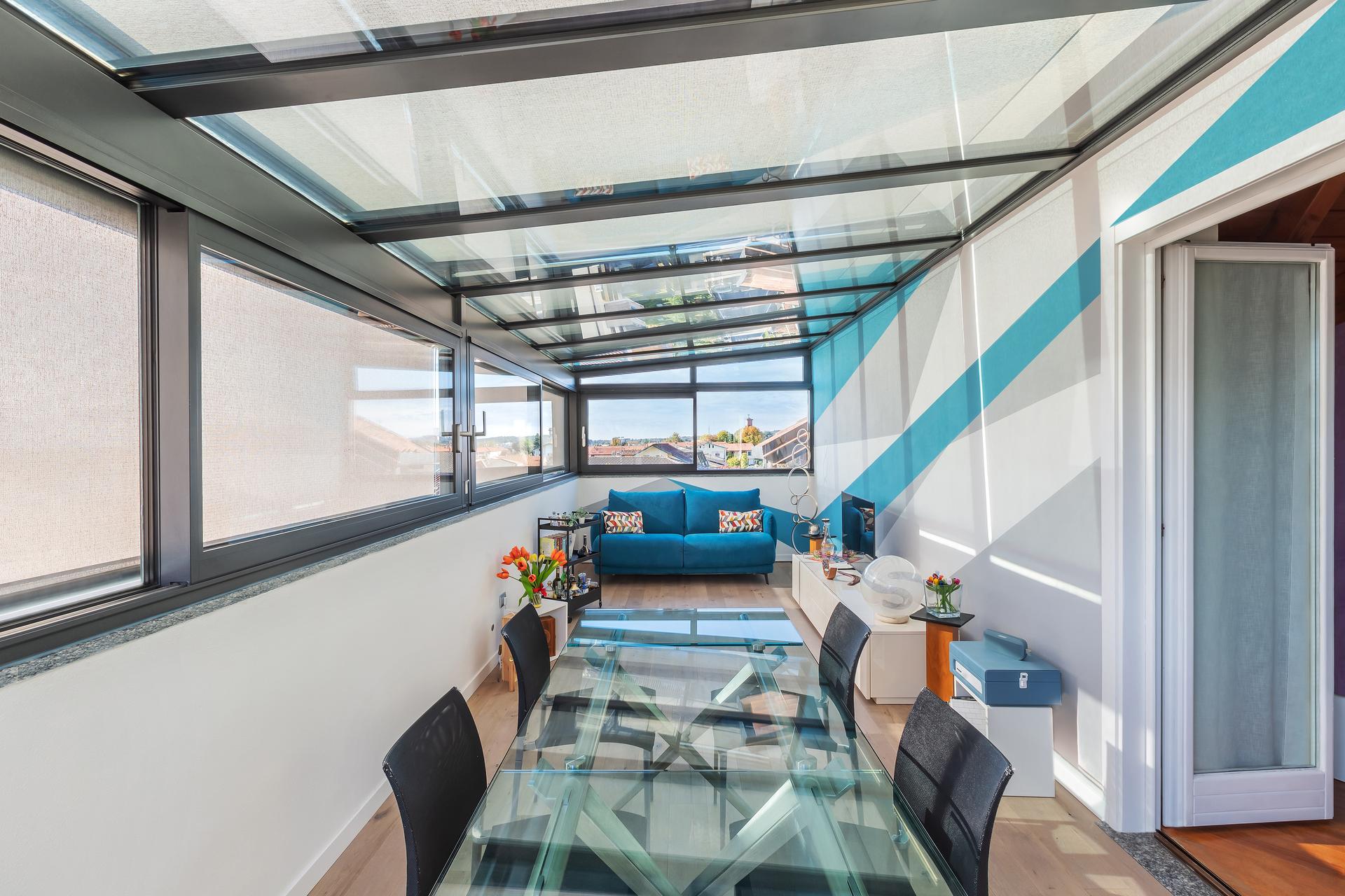 Un terrazzo da vivere tutto l'anno grazie alla serra bioclimatica BT Glass