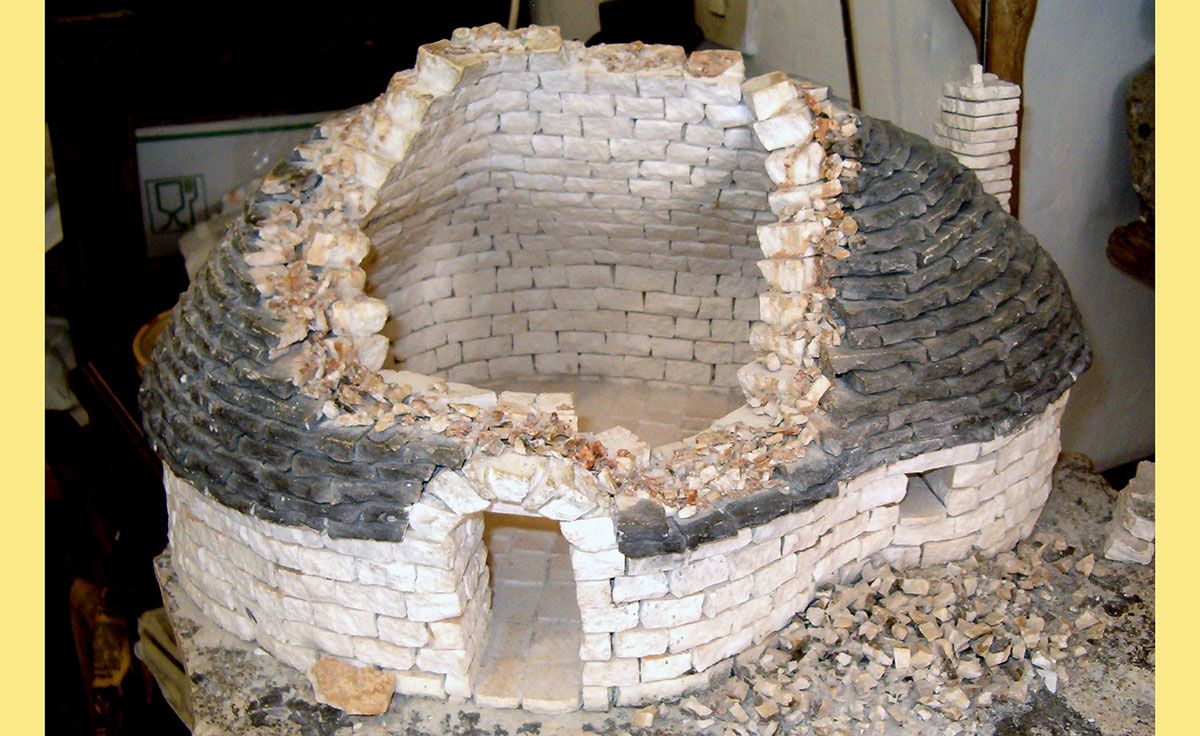 Struttura e tecnica costruttiva di un trullo di Alberobello; si può notare l'intercapedine nella muratura (foto di Marcok) Struttura e tecnica costruttiva di un trullo di Alberobello; si può notare l'intercapedine nella muratura