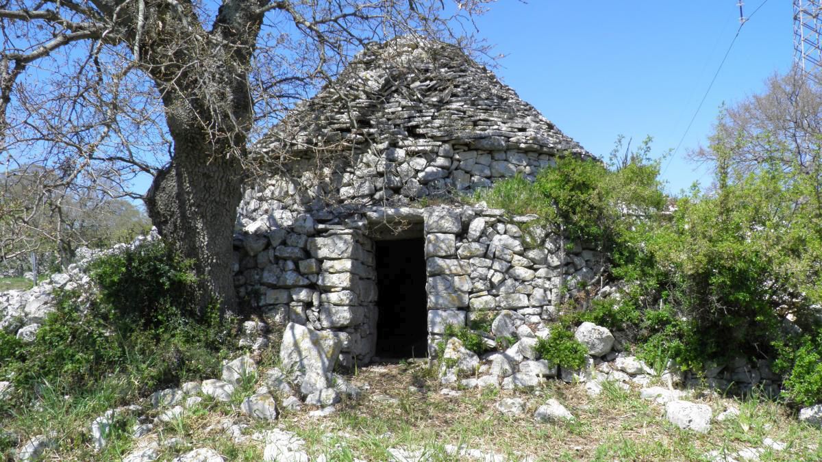 Trullo Marziolla, Valle d’Itria, 1559. (contrada Marziolla, Locorotondo) Trullo Marziolla, Valle d’Itria, 1559. (contrada Marziolla, Locorotondo)
