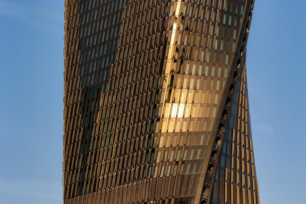 Facciata della Wasl Tower a Dubai Facciata della Wasl Tower a Dubai