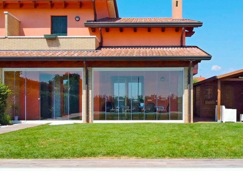 Vetrate panoramiche per portici: eleganza e comfort in ogni stagione