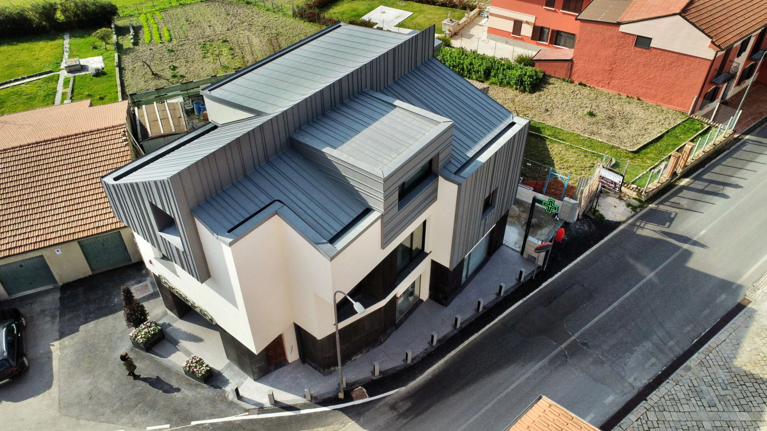 Zinco titanio e nuovi volumi la riqualificazione che ridisegna un edificio anni Sessanta. Zinco titanio e nuovi volumi la riqualificazione che ridisegna un edificio anni Sessanta.