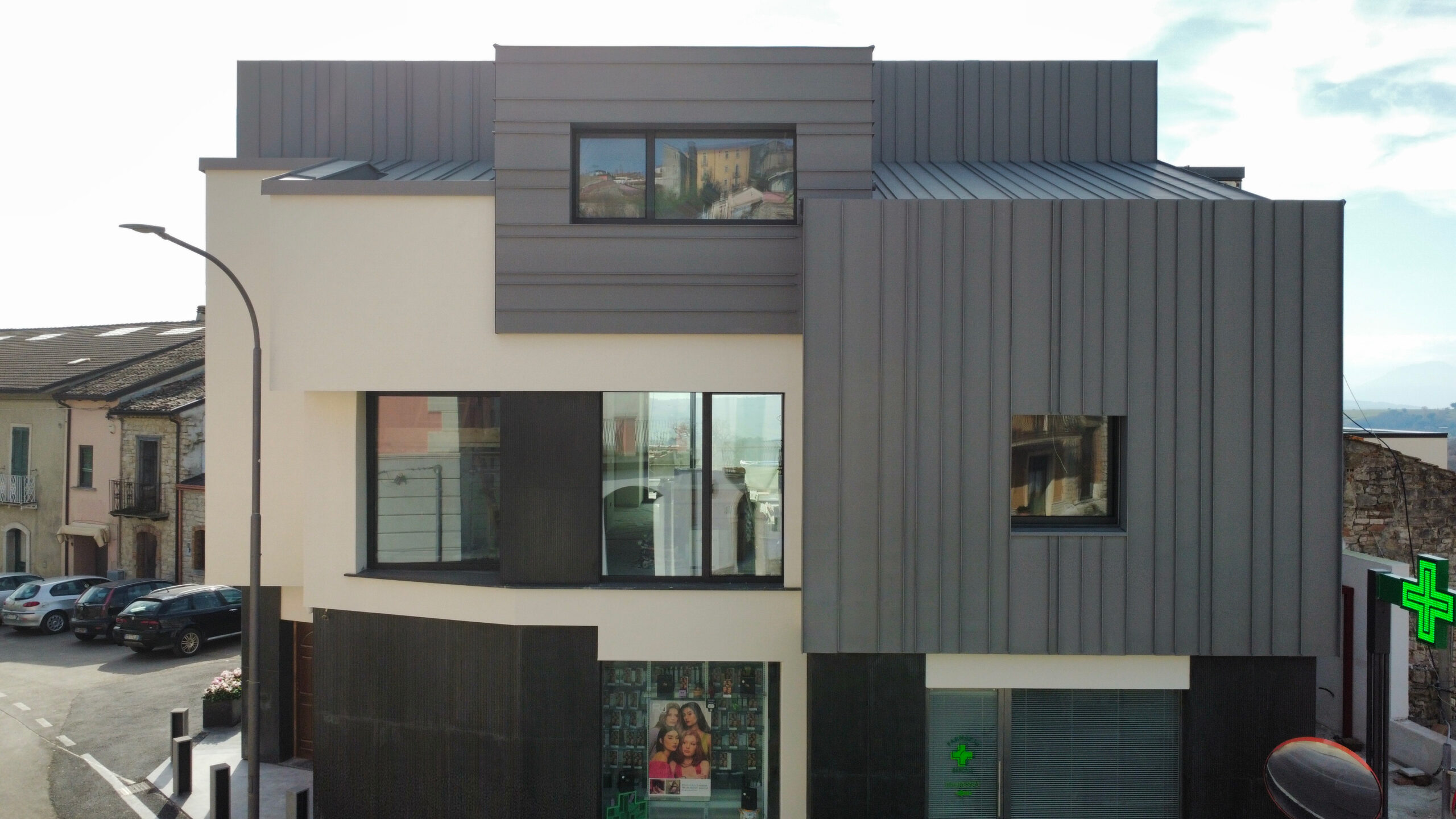 Zinco titanio e nuovi volumi la riqualificazione che ridisegna un edificio anni Sessanta Zinco titanio e nuovi volumi la riqualificazione che ridisegna un edificio anni Sessanta