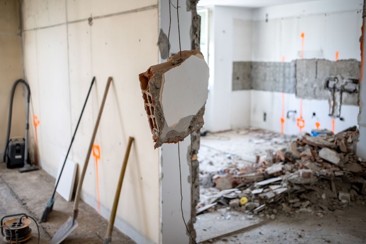 Abbattere un muro interno di casa, si può fare anche senza permesso per costruire