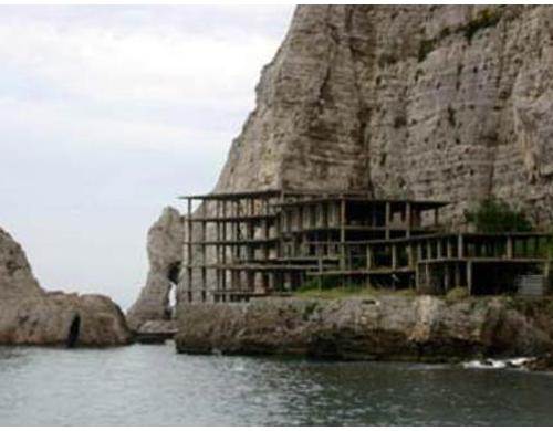 Abusivismo in crescita: l’Italia frana, il Parlamento condona