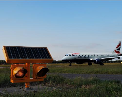 London City Airport illuminato da sistemi solari