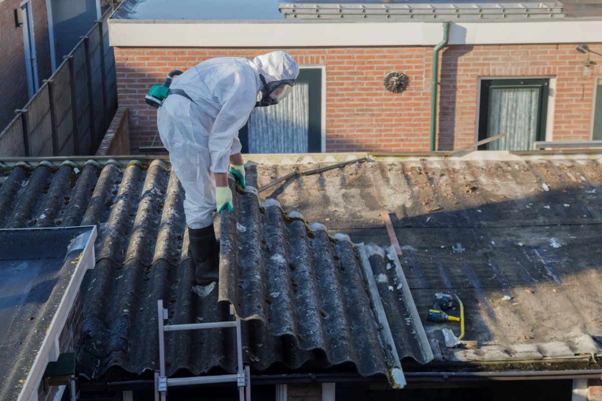 Amianto sul tetto: come ottenere lo sconto dell'80% sulle spese per lo smaltimento