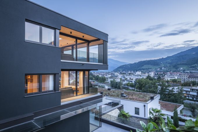 Ampliamento di un edificio a Bressanone: listellature verticali e tetto piano