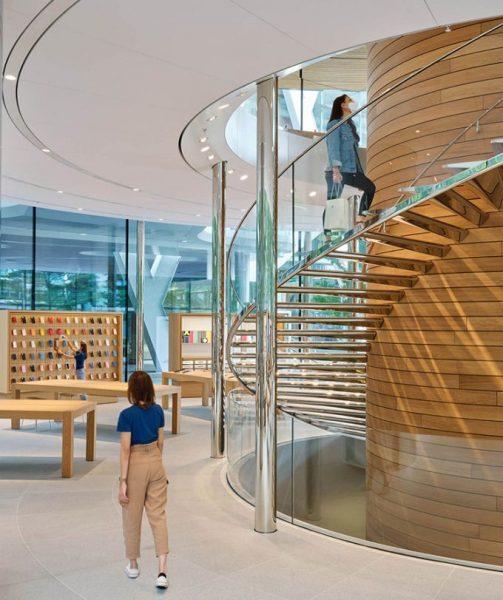 La scala a spirale a sbalzo nell’Apple Store di Foster a Bangkok