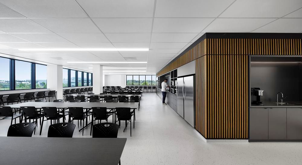 Distribuzione spazi interni nel Laboratorio Centrale della Montérégie, esempio di architettura monolitica Distribuzione spazi interni nel Laboratorio Centrale della Montérégie, esempio di architettura monolitica