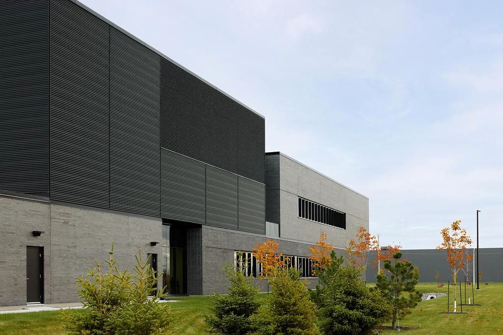 Architettura monolitica: Laboratorio Centrale della Montérégie, situato a Saint-Bruno-de-Montarville in Québec e progettato dagli studi Archi - e NFOE Architettura monolitica: Laboratorio Centrale della Montérégie, situato a Saint-Bruno-de-Montarville in Québec e progettato dagli studi Archi - e NFOE