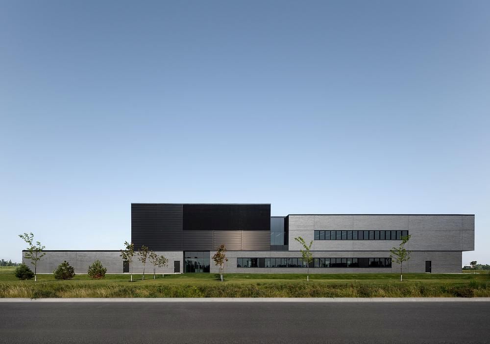 Architettura monolitica: Laboratorio Centrale della Montérégie, situato a Saint-Bruno-de-Montarville in Québec e progettato dagli studi Archi - e NFOE Architettura monolitica: Laboratorio Centrale della Montérégie, situato a Saint-Bruno-de-Montarville in Québec e progettato dagli studi Archi - e NFOE