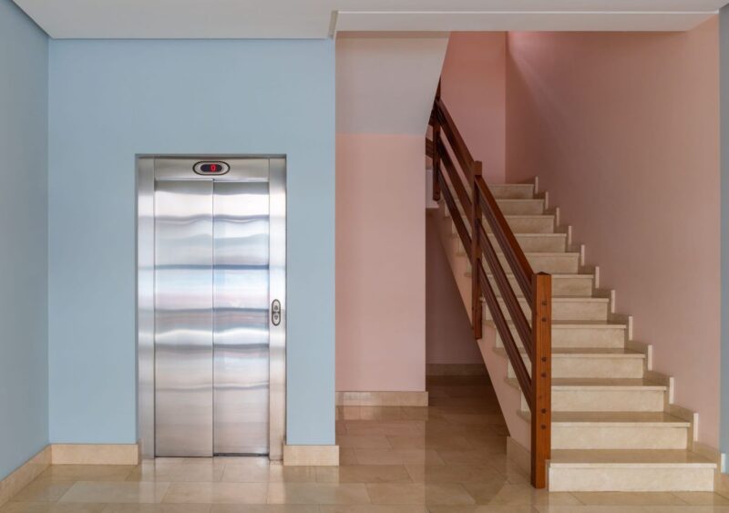 immagine Stringere le scale per installare l’ascensore in condominio: fino a dove è legale?