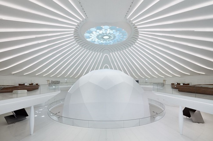 Un auditorium a forma di sfera è al centro del padiglione