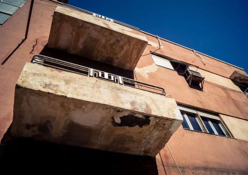 Balcone inutilizzabile per rischio crollo: quando il condominio deve risarcire il proprietario