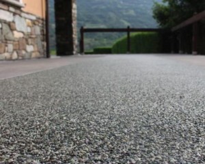 Speciale outdoor con pavimentazioni continue in pietra naturale e resina