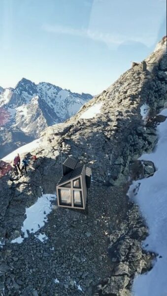 Render del bivacco che verrà realizzato sul ghiacciaio Ruitor a 3.360 metri di quota Render del bivacco che verrà realizzato sul ghiacciaio Ruitor a 3.360 metri di quota