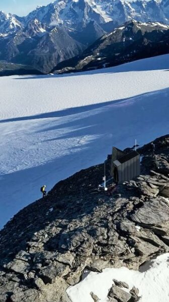 Il bivacco sul Ruitor sarà una costruzione leggera e resistente, prodotta in fabbrica ed energeticamente autonoma Il bivacco sul Ruitor avrà un’ampia parete vetrata che guarderà in direzione del Monte Bianco