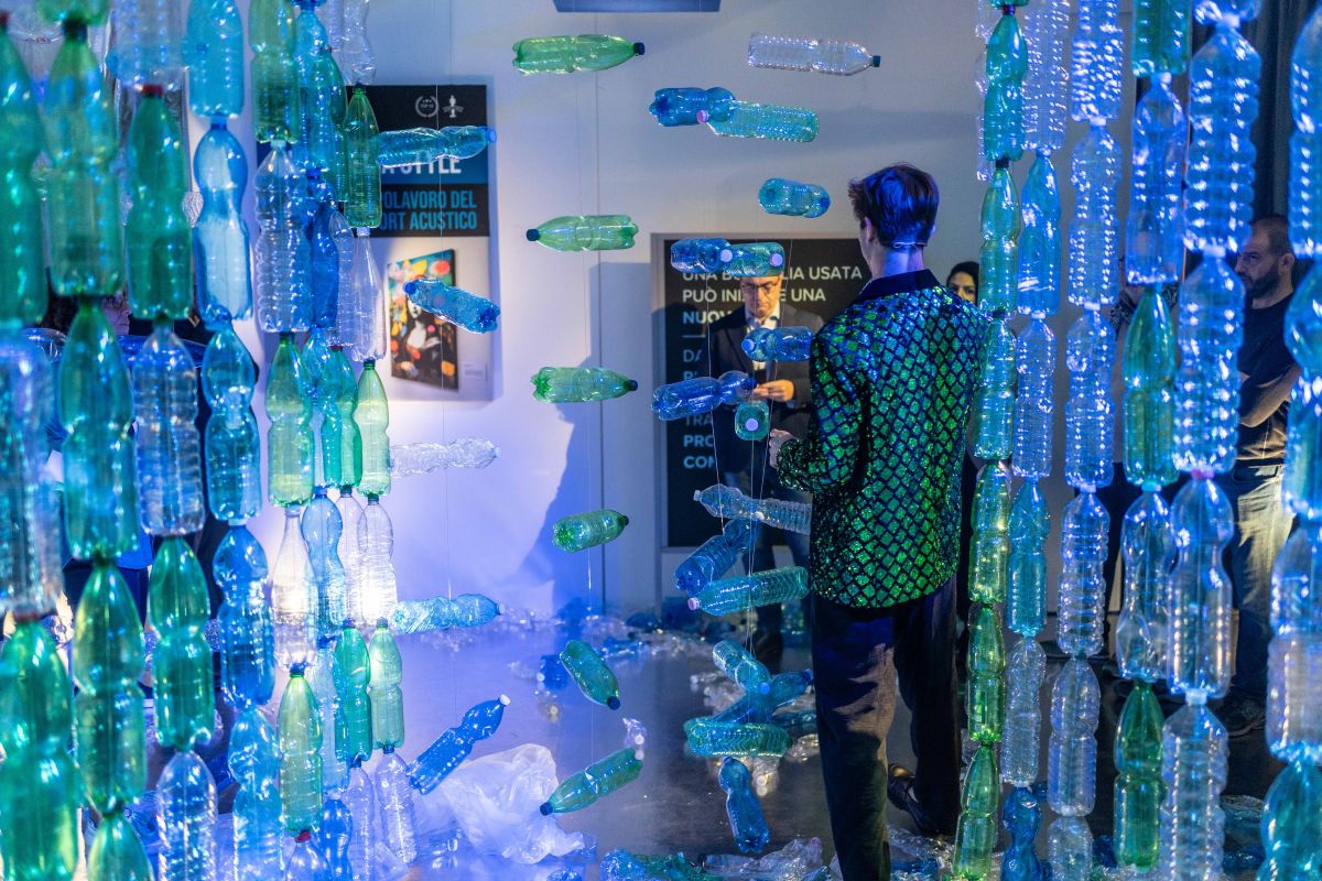Il corridoio delle bottiglie di plastica nella mostra pop up organizzata da Gruppo Tecnasfalti Il corridoio delle bottiglie di plastica nella mostra pop up organizzata da Gruppo Tecnasfalti