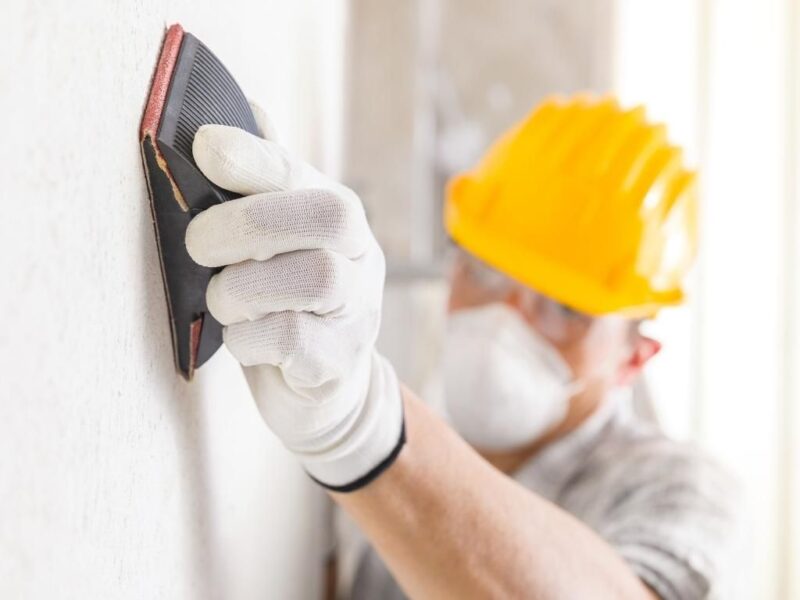 Prima di pitturare casa bisogna carteggiare le pareti