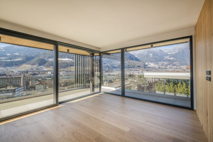 Grandi vetrate panoramiche per l'ampliamento di un'abitazione residenziale a Bressanone