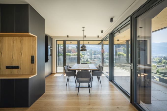 Grandi vetrate panoramiche per l'ampliamento di un'abitazione residenziale a Bressanone