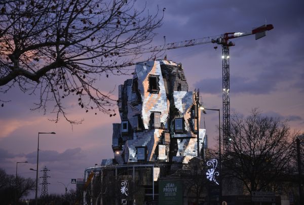 L'iconica torre, alta 56 metri, dell'Arts Resource Center di Arles Progetto nuovo centro culturale Arles, la torre