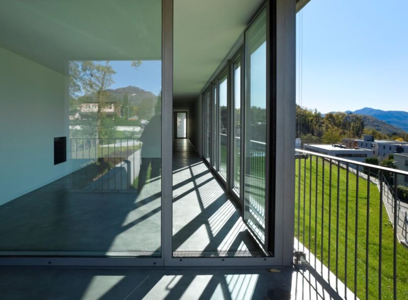 Chiudere una loggia con delle vetrate: quando serve il permesso per costruire