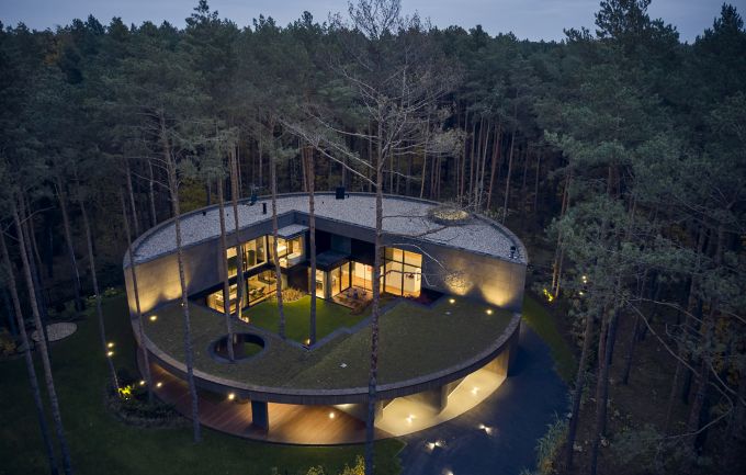 Circle wood: la casa circolare in legno che sembra un tronco d’albero