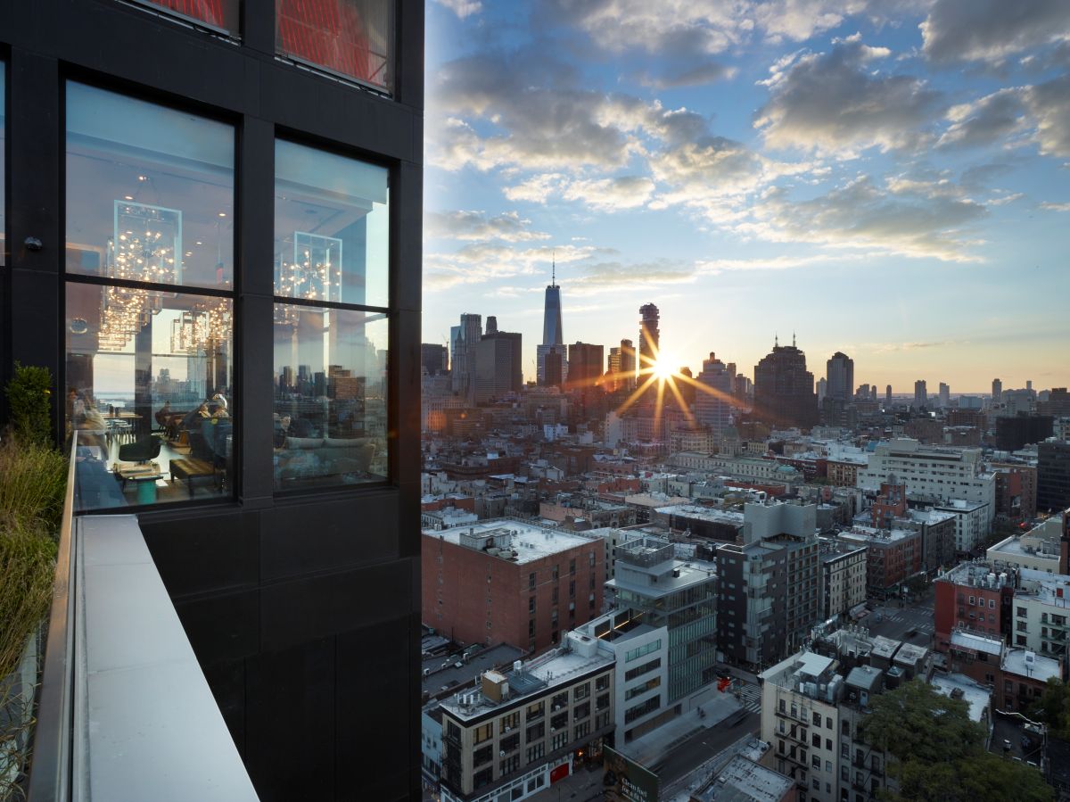 Il citizenM Bowery è l’hotel modulare più alto del mondo, progettato dallo studio olandese Concrete e da Stephen B. Jacobs Group. Il citizenM Bowery è l’hotel modulare più alto del mondo, progettato dallo studio olandese Concrete e da Stephen B. Jacobs Group.