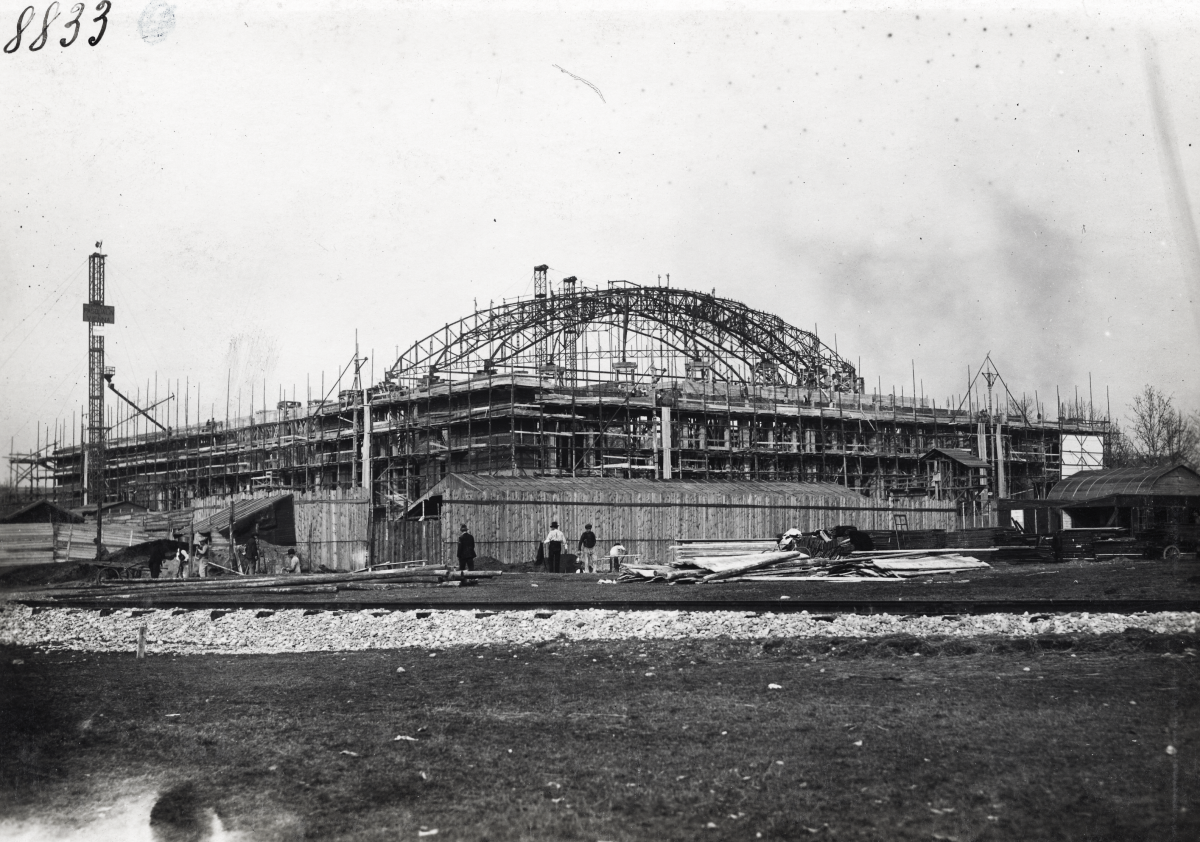 Il Palazzo delle Scintille in fase di costruzione negli anni Venti del secolo scorso 