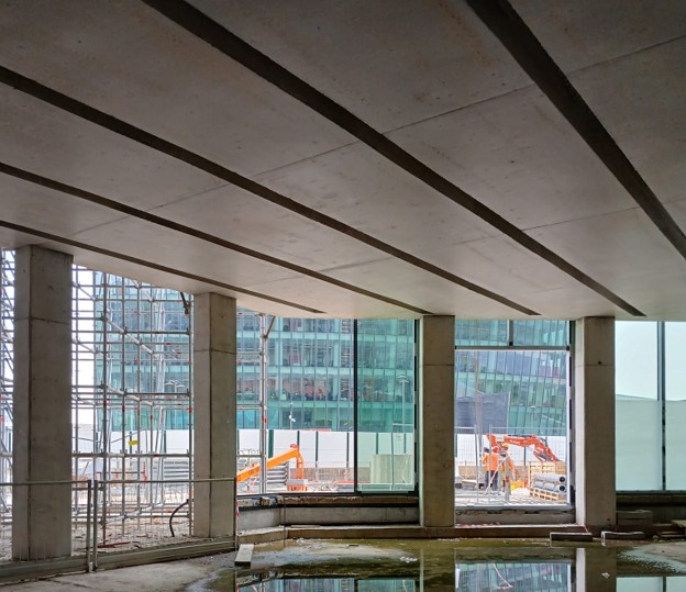 Citywave: i solai a cassettoni in calcestruzzo faccia vista della lobby d’ ingresso Citywave: i solai a cassettoni in calcestruzzo faccia vista della lobby d’ ingresso