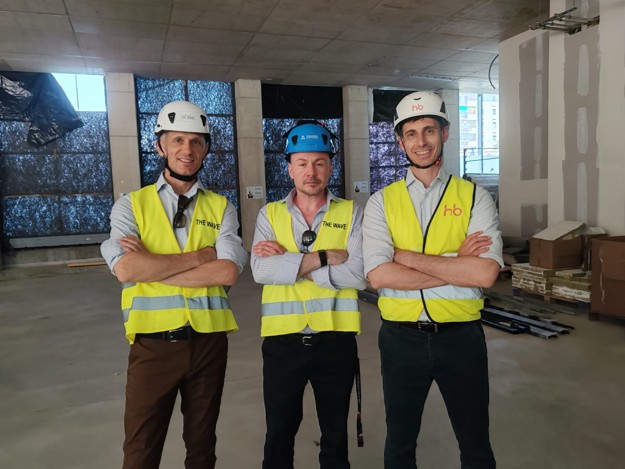 Presentazione progetto CityWave a Milano da parte dei 3 relatori: l'Ing. Stefano Crespi, Project Director per Colombo Costruzioni; l'Arch. Federico Corti, Design Manager di CMB; e l'Ing. Marco Righi dello studio HB Presentazione progetto CityWave a Milano da parte dei 3 relatori: l'Ing. Stefano Crespi, Project Director per Colombo Costruzioni; l'Arch. Federico Corti, Design Manager di CMB; e l'Ing. Marco Righi dello studio HB