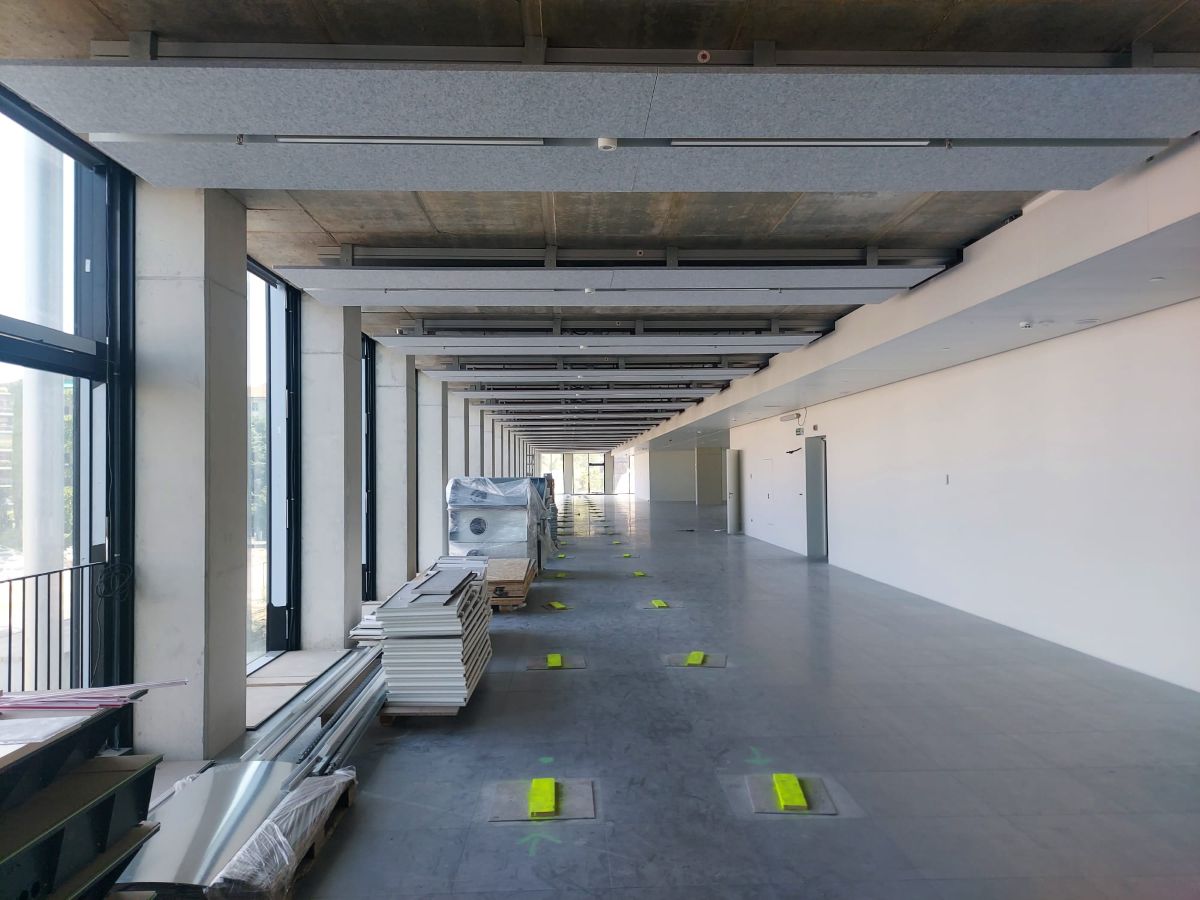 Nelle lobby di ingresso e nei piani uffici di Citywaw, i solai a cassettoni in calcestruzzo sono a vista Nelle lobby di ingresso e nei piani uffici di Citywaw, i solai a cassettoni in calcestruzzo sono a vista