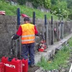 SYStab consolida un muro di contenimento nei pressi di una linea ferroviaria