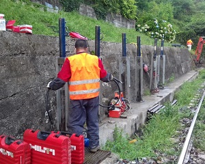 SYStab consolida un muro di contenimento nei pressi di una linea ferroviaria